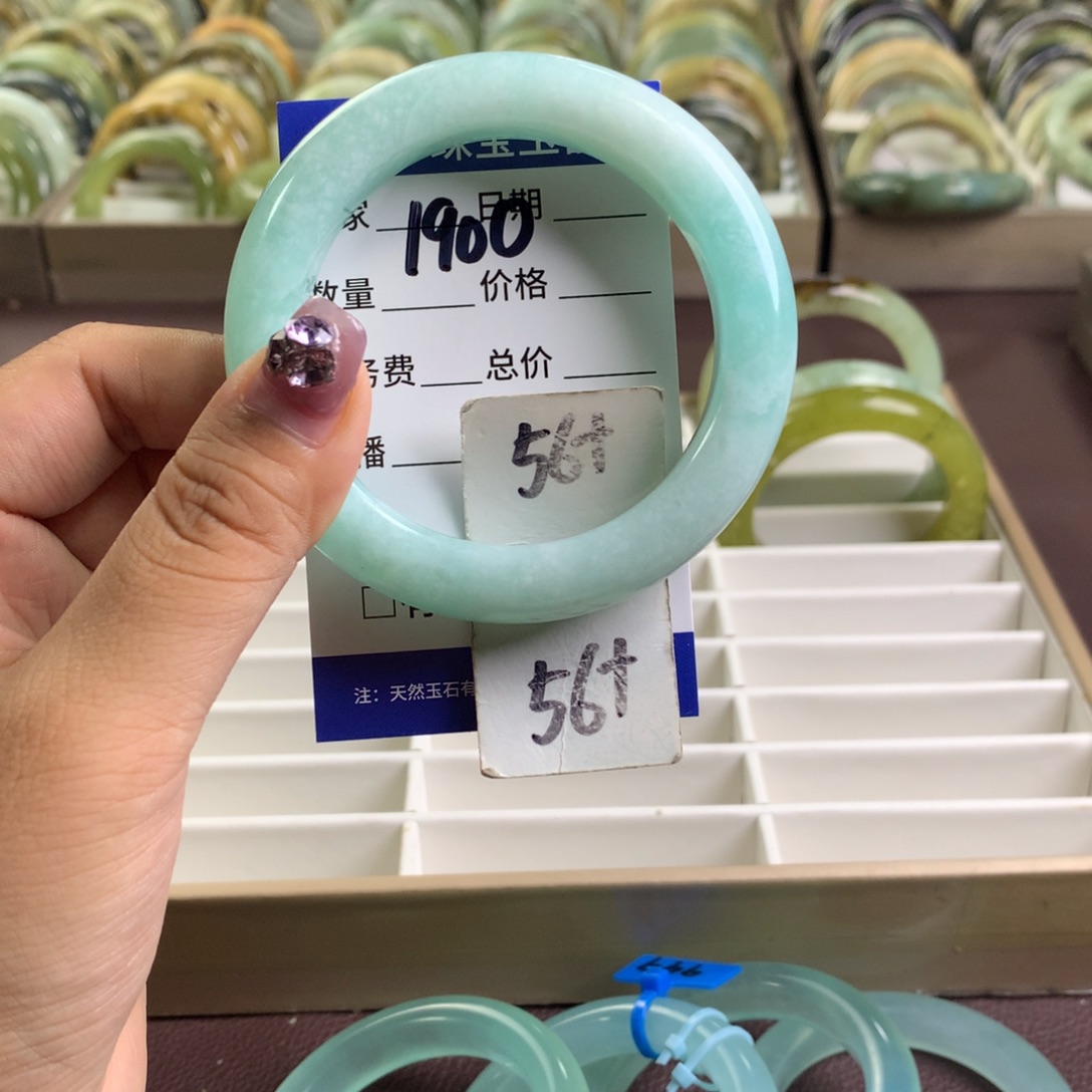 蛇纹石玉未镶嵌颈饰1900