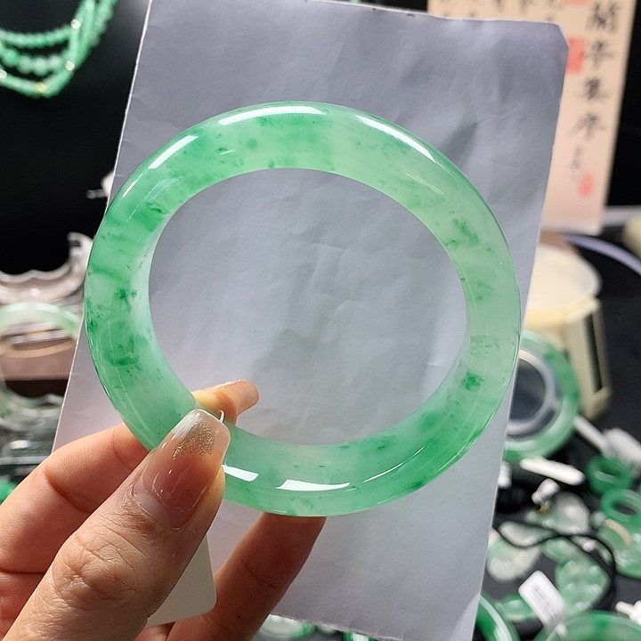 石英质玉手镯未镶嵌五**?