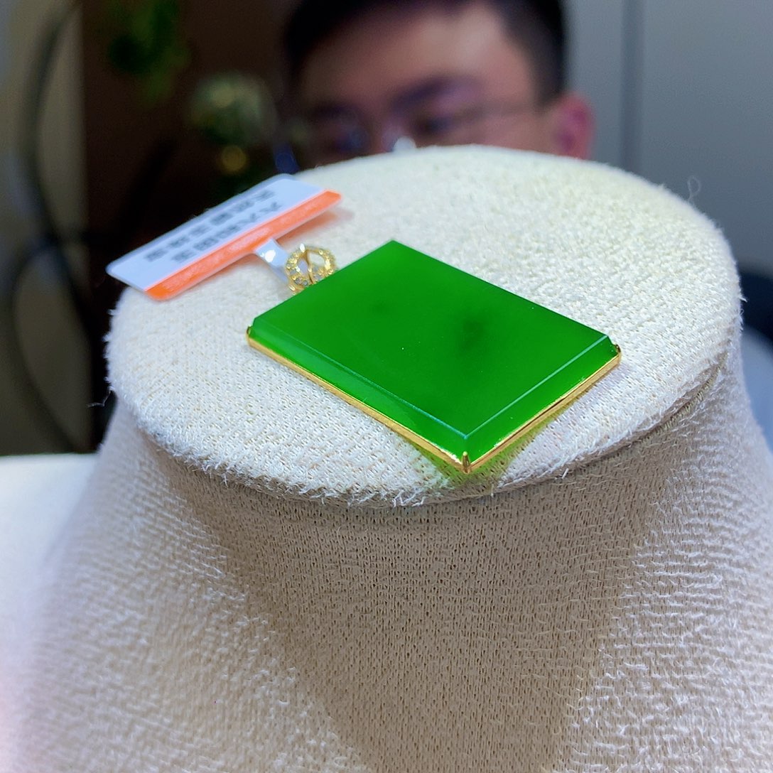 颈饰18K金镶嵌和田玉（碧玉）