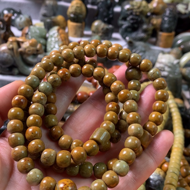 未镶嵌岫岩河磨玉（透闪石质玉）把件