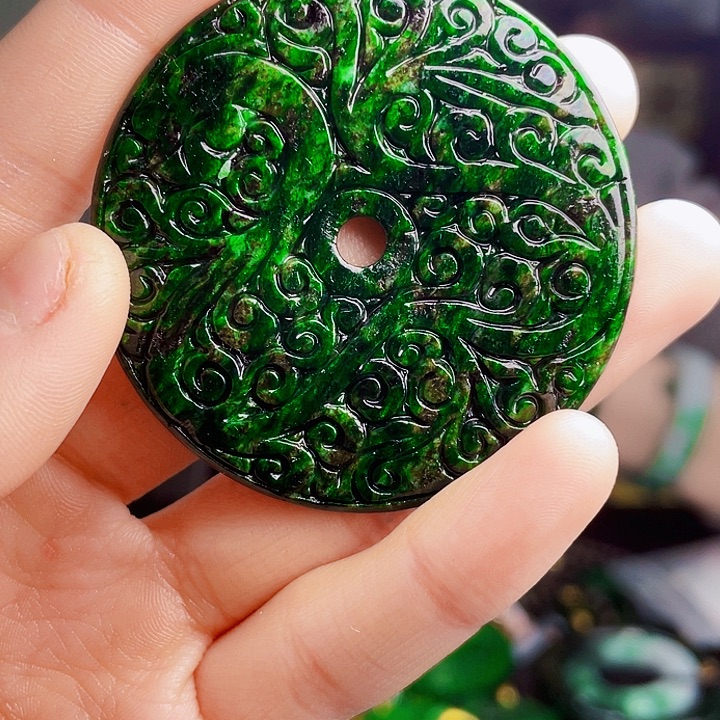 翡翠未镶嵌颈饰多样性