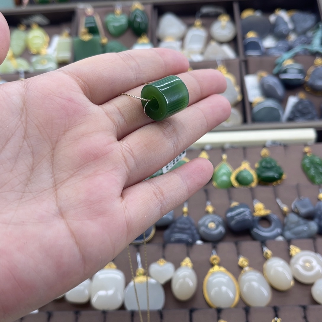 和田玉未镶嵌吊坠(赠链)