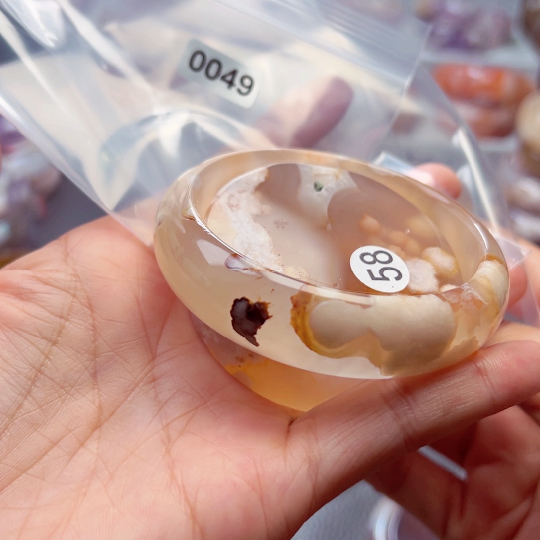 玛瑙/玉髓未镶嵌手镯一****?