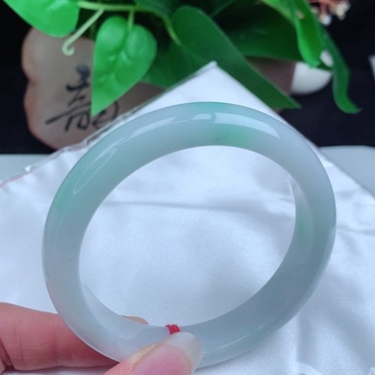 翡翠手镯未镶嵌      正圈60 白底青