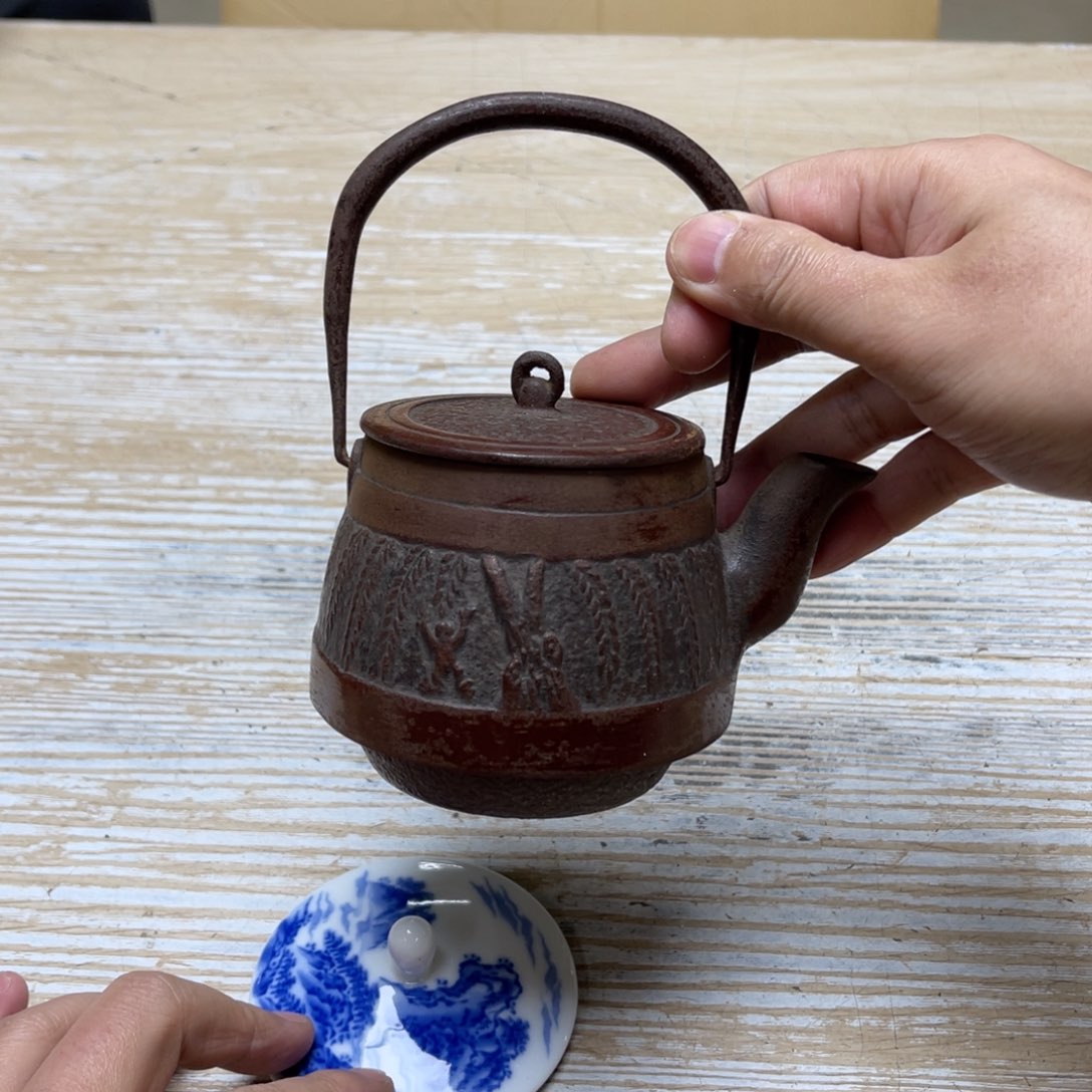 瓷片密密麻麻地排列着一个