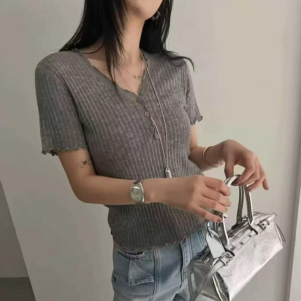 2025夏季休闲时尚木耳边设计V领套头纯色百搭短袖