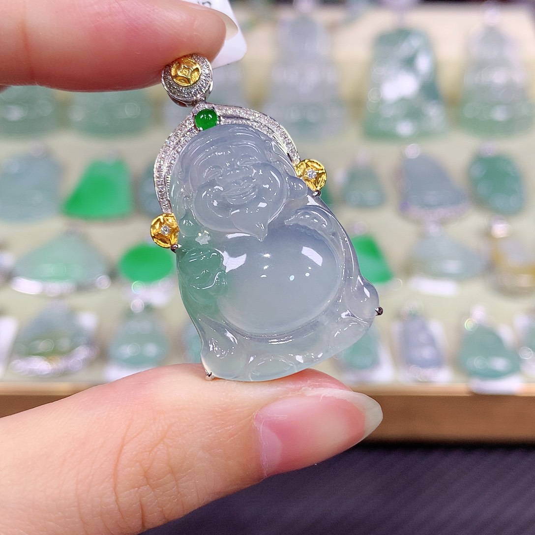 翡翠18K金镶嵌颈饰财神爷