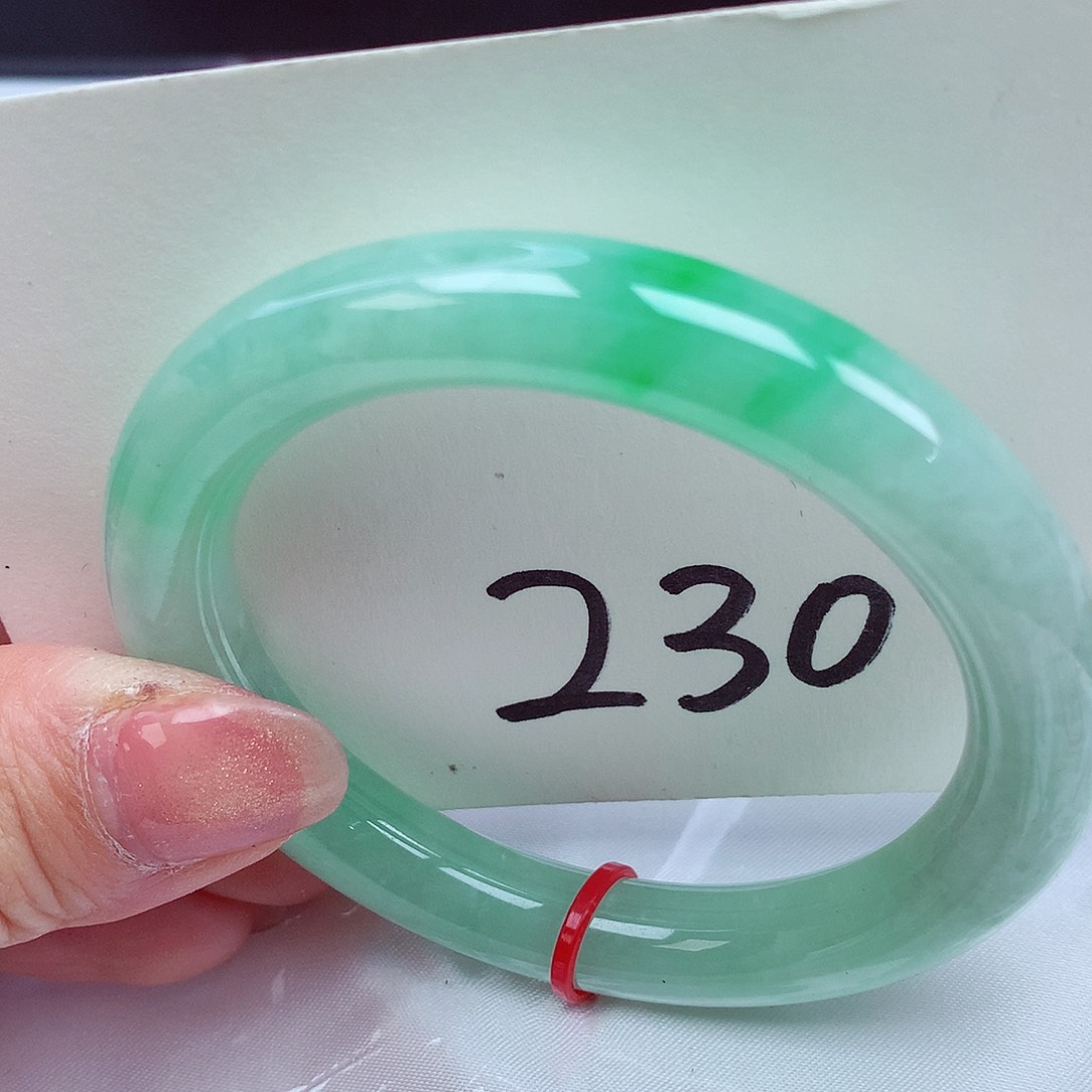 翡翠手镯未镶嵌翡翠