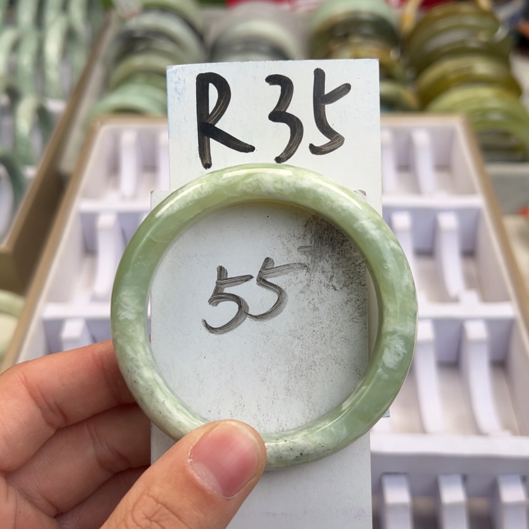 岫玉手镯未镶嵌天然岫玉微瑕，可以正常佩戴