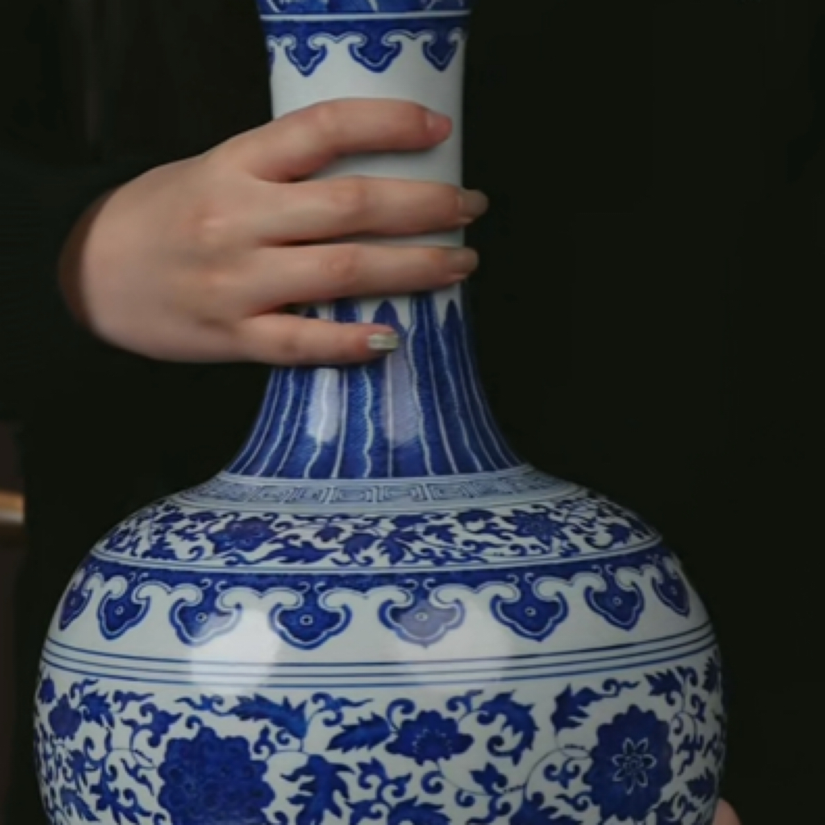 Y青花缠枝花卉纹玉堂春瓶