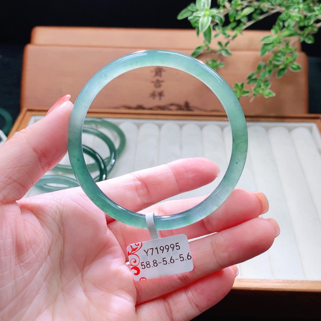 未镶嵌手镯（圆镯）翡翠