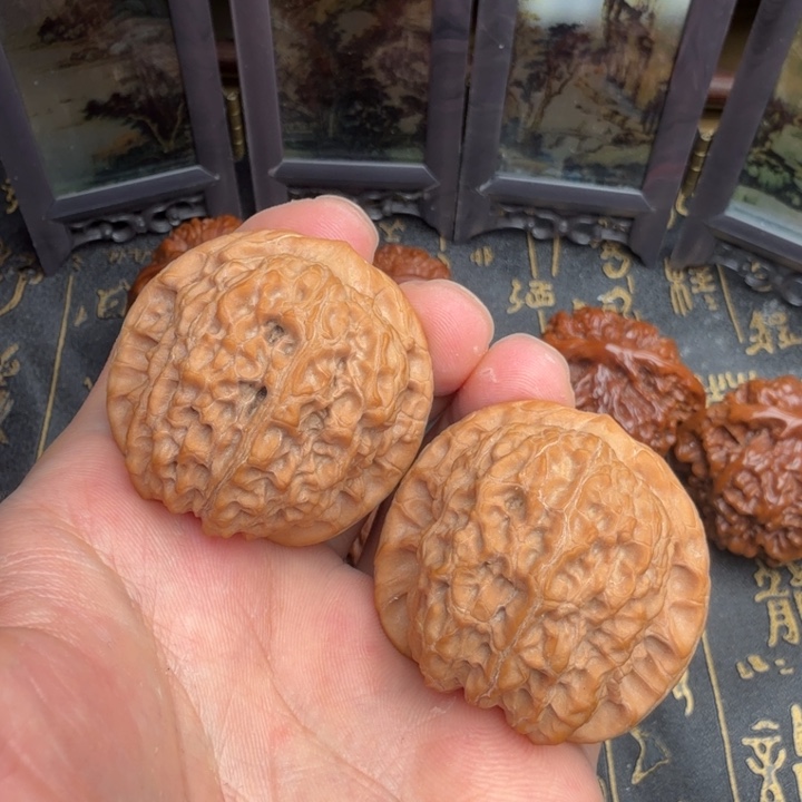 文玩核桃吊坠血麒麟40