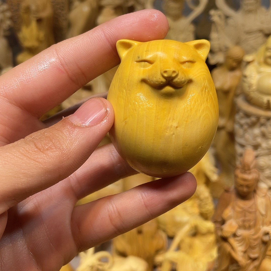黄杨木瑕疵狗蛋把件