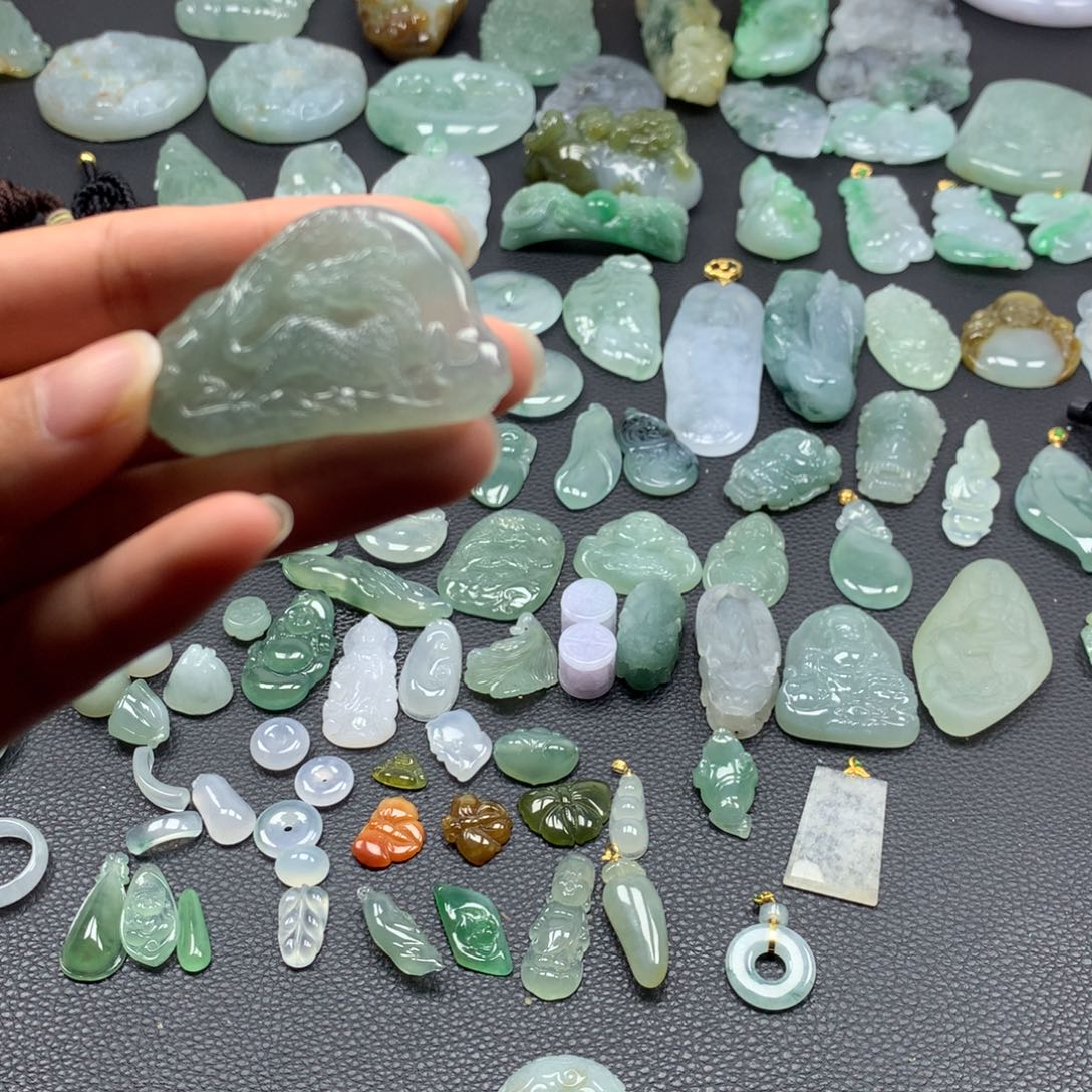 翡翠颈饰未镶嵌麒麟