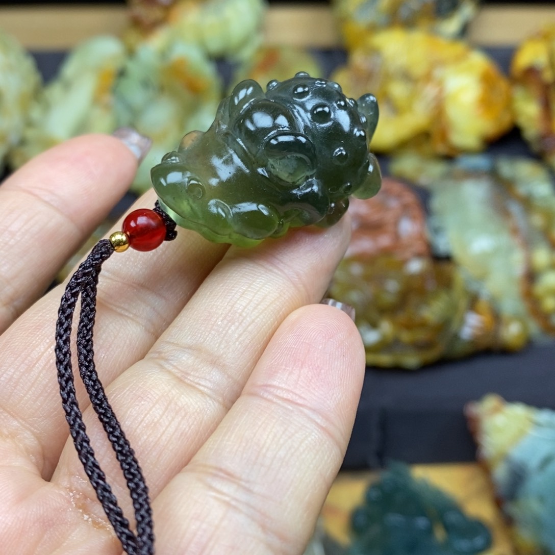 蛇纹石玉颈饰未镶嵌