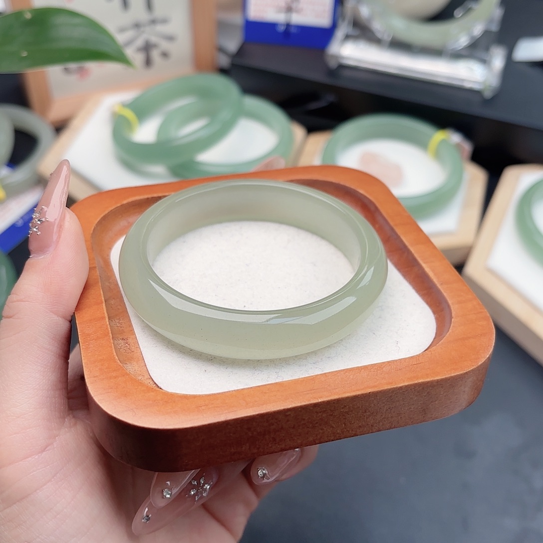 石英质玉未镶嵌手镯