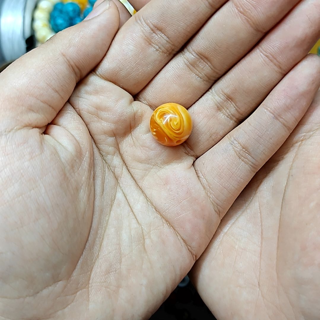 琥珀未镶嵌裸石. 