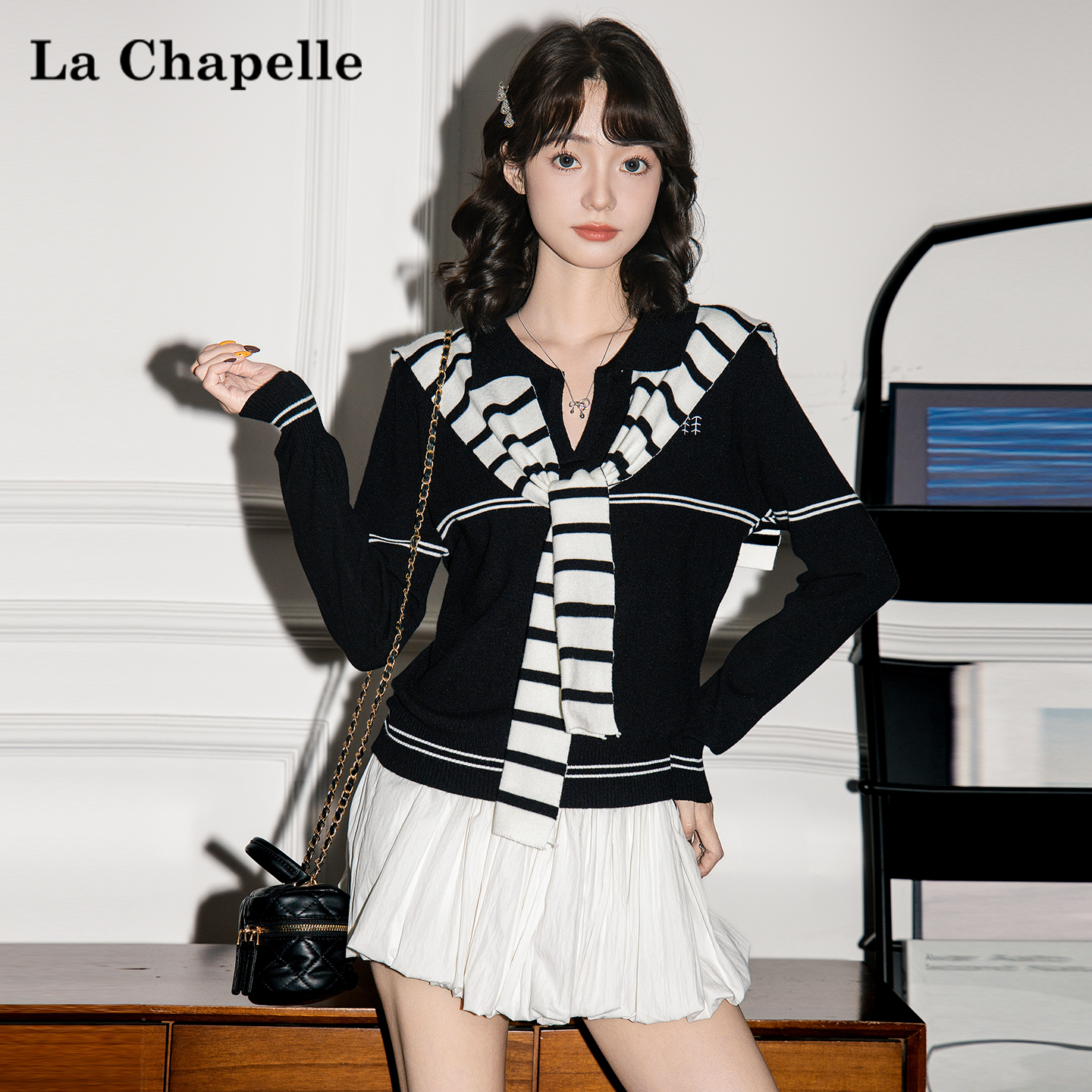 拉夏贝尔学院风条纹撞色披肩V领针织衫女软糯毛衣短款刺绣上衣秋