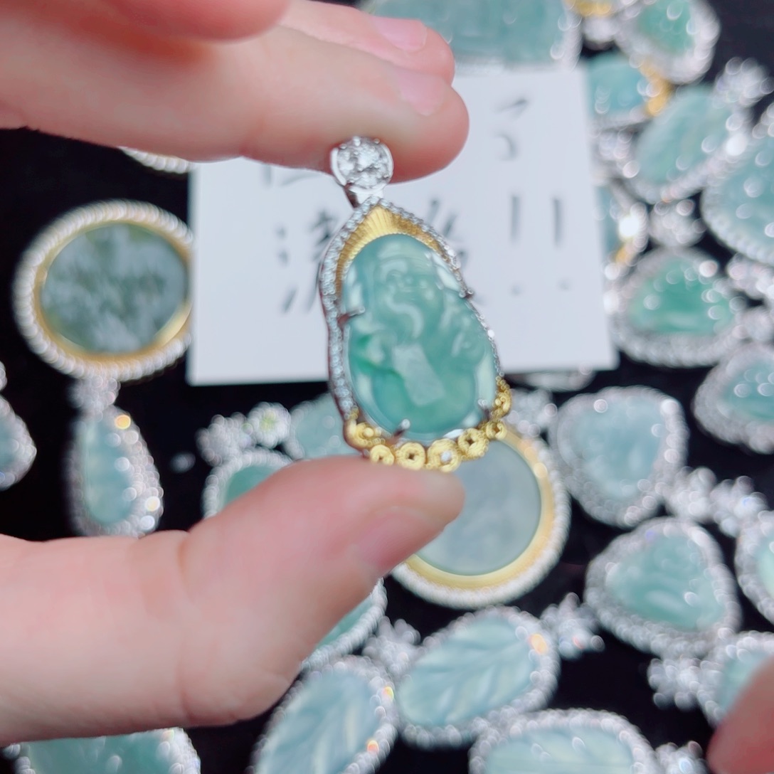 翡翠颈饰未镶嵌财神