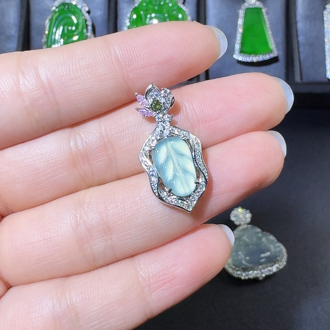 翡翠吊坠(赠链)未镶嵌叶子