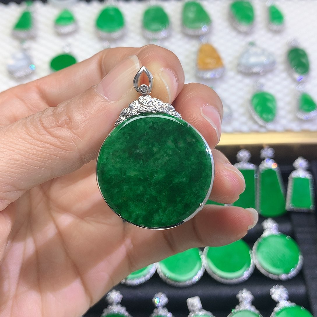 颈饰18K金镶嵌翡翠吊坠