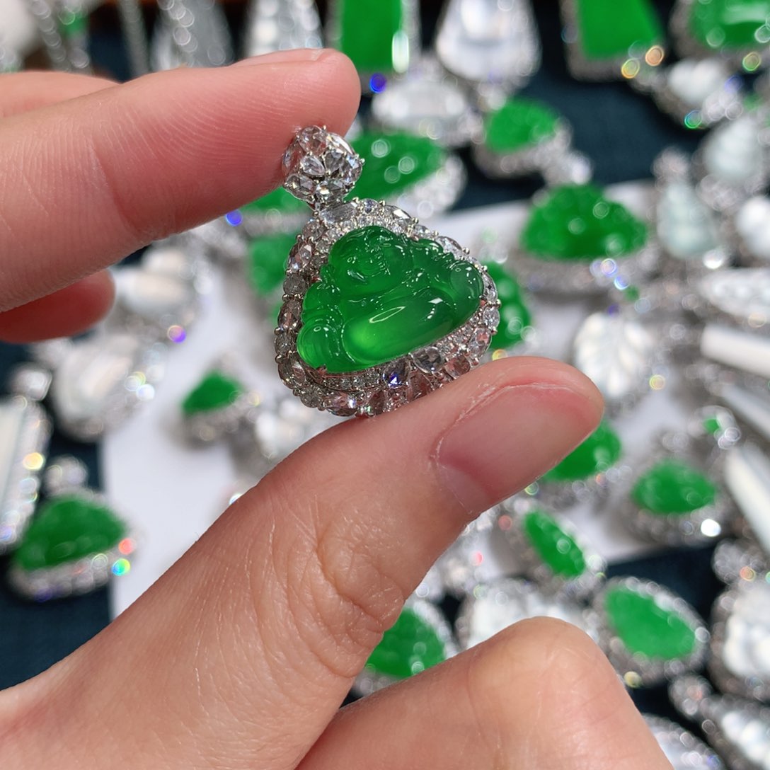 颈饰18K金镶嵌翡翠佛公