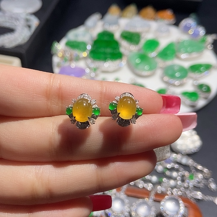 颈饰18K金镶嵌翡翠