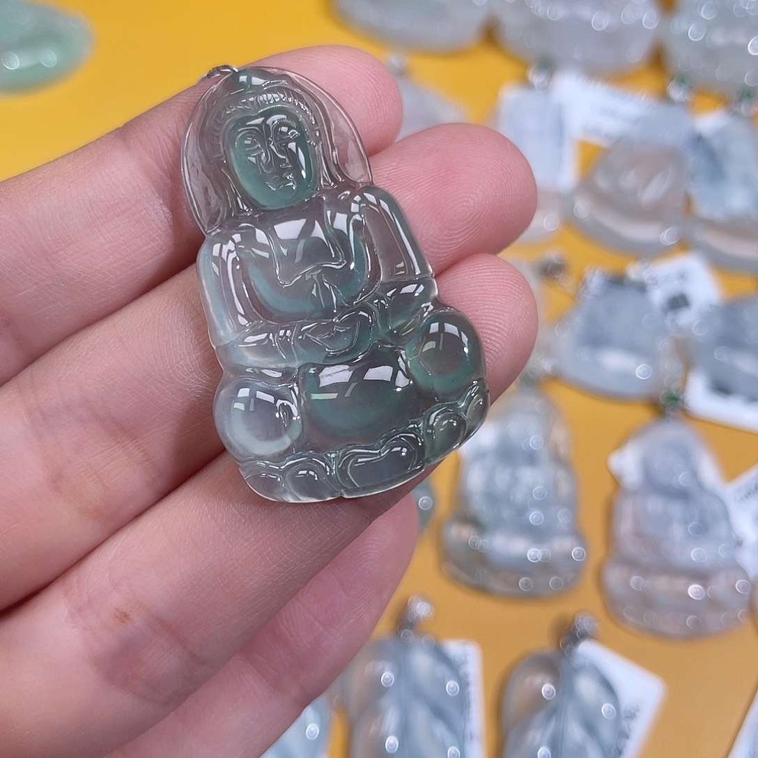 翡翠未镶嵌颈饰观音