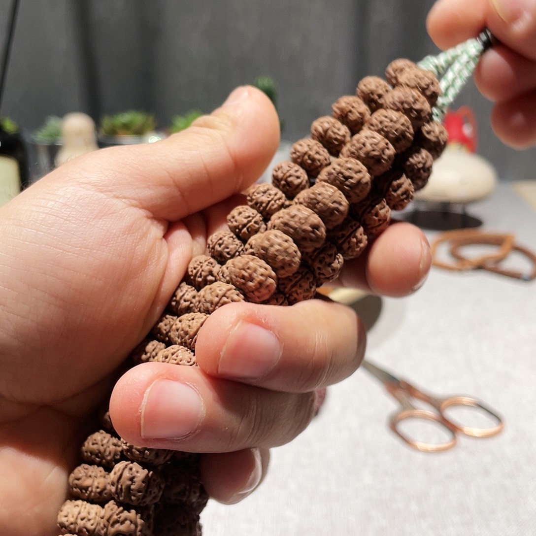 金刚菩提吊坠10.5左右手持树王。