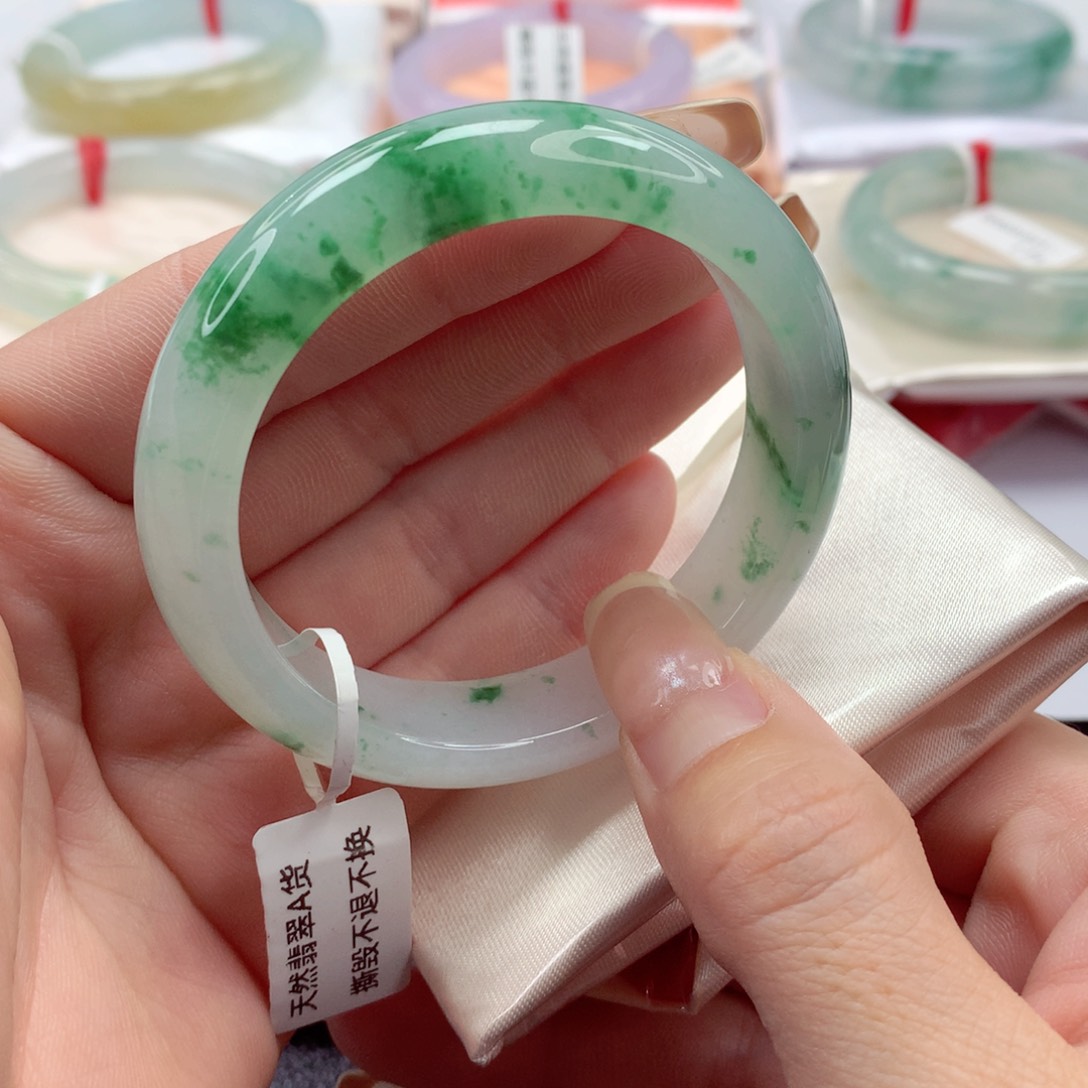 翡翠手镯未镶嵌52圈口 细腻胶润绿野仙踪冰胶飘绿花