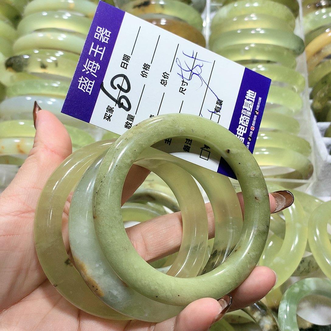 蛇纹石玉手镯未镶嵌