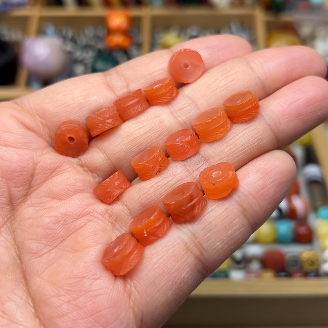 南红玛瑙9mm樱桃红羽毛扣未镶嵌多样性发其中一颗