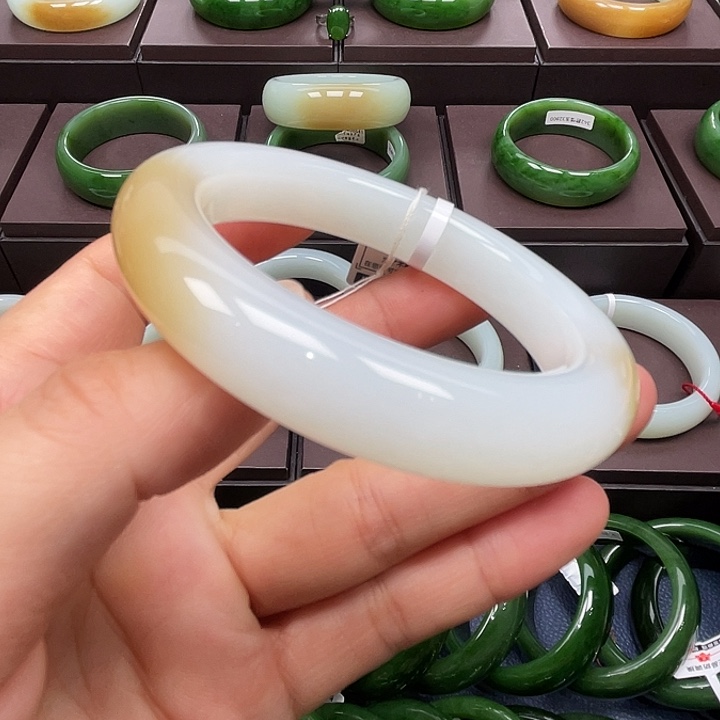 和田玉未镶嵌手镯