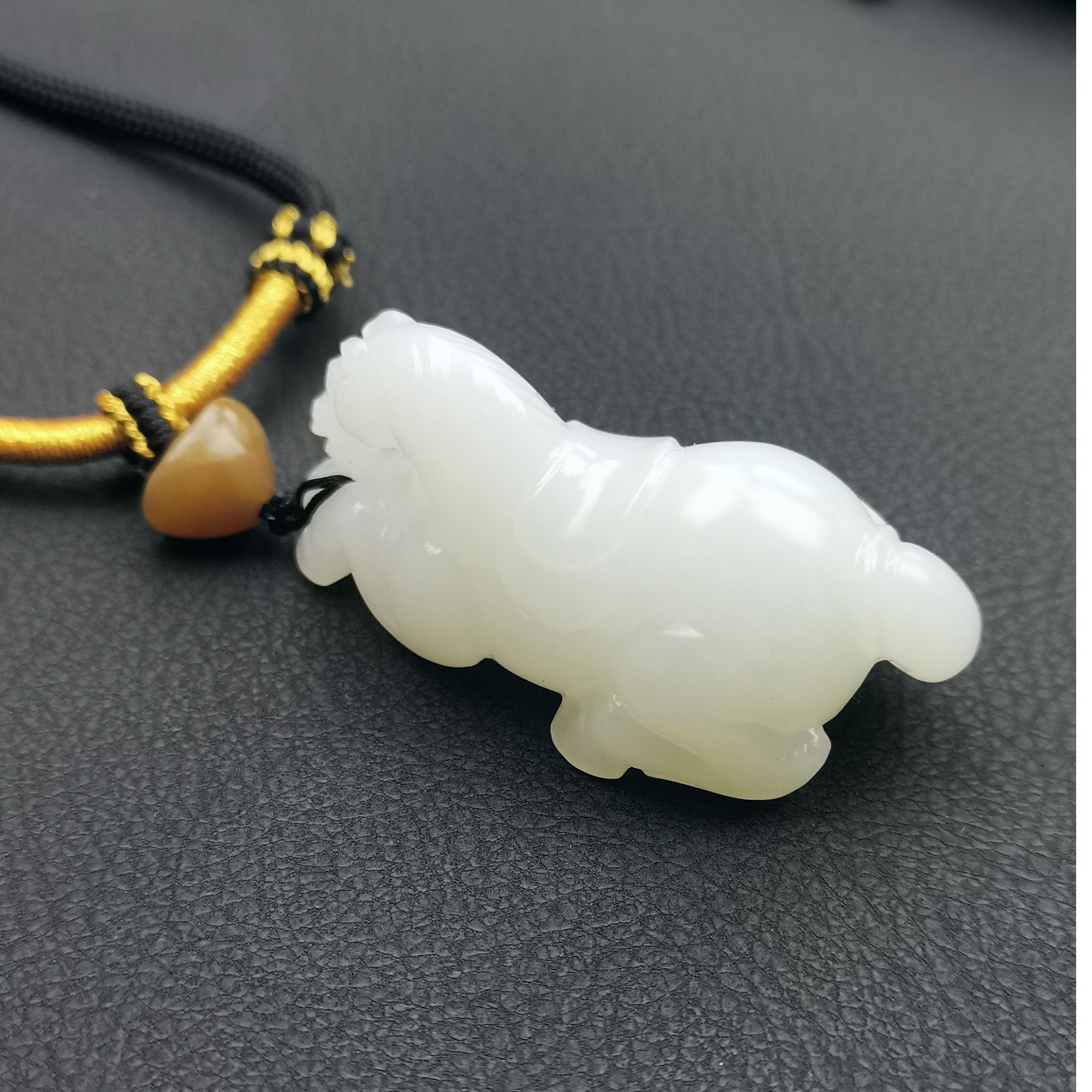 新疆和田玉生肖马吊坠精美精雕手工