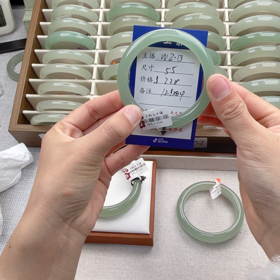 給***跳石英质玉未镶嵌手镯