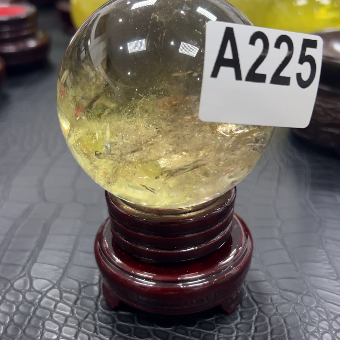 弹***）石材天然黄水晶球8.27