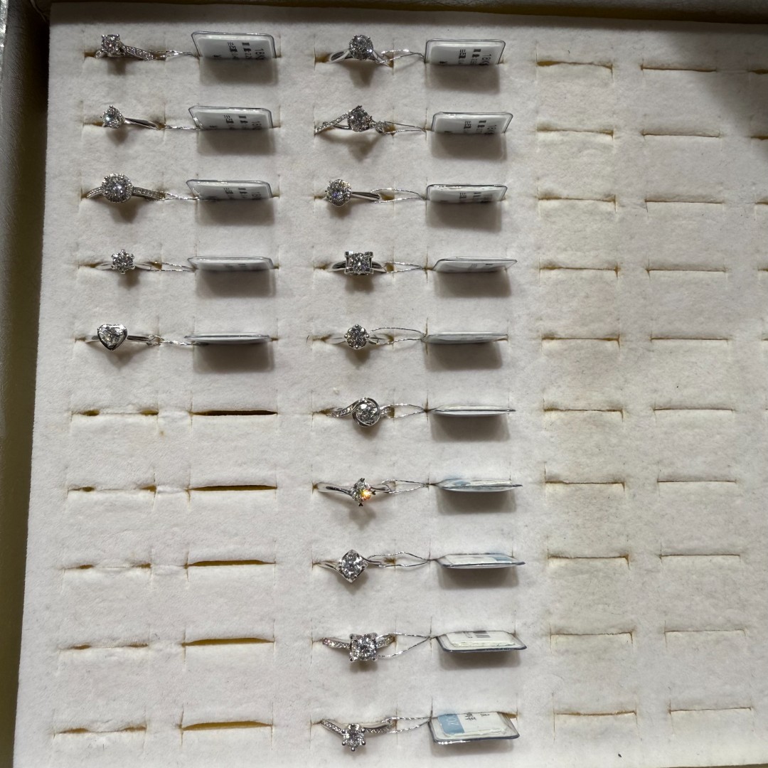 佐k伊18k金40分钻石戒指