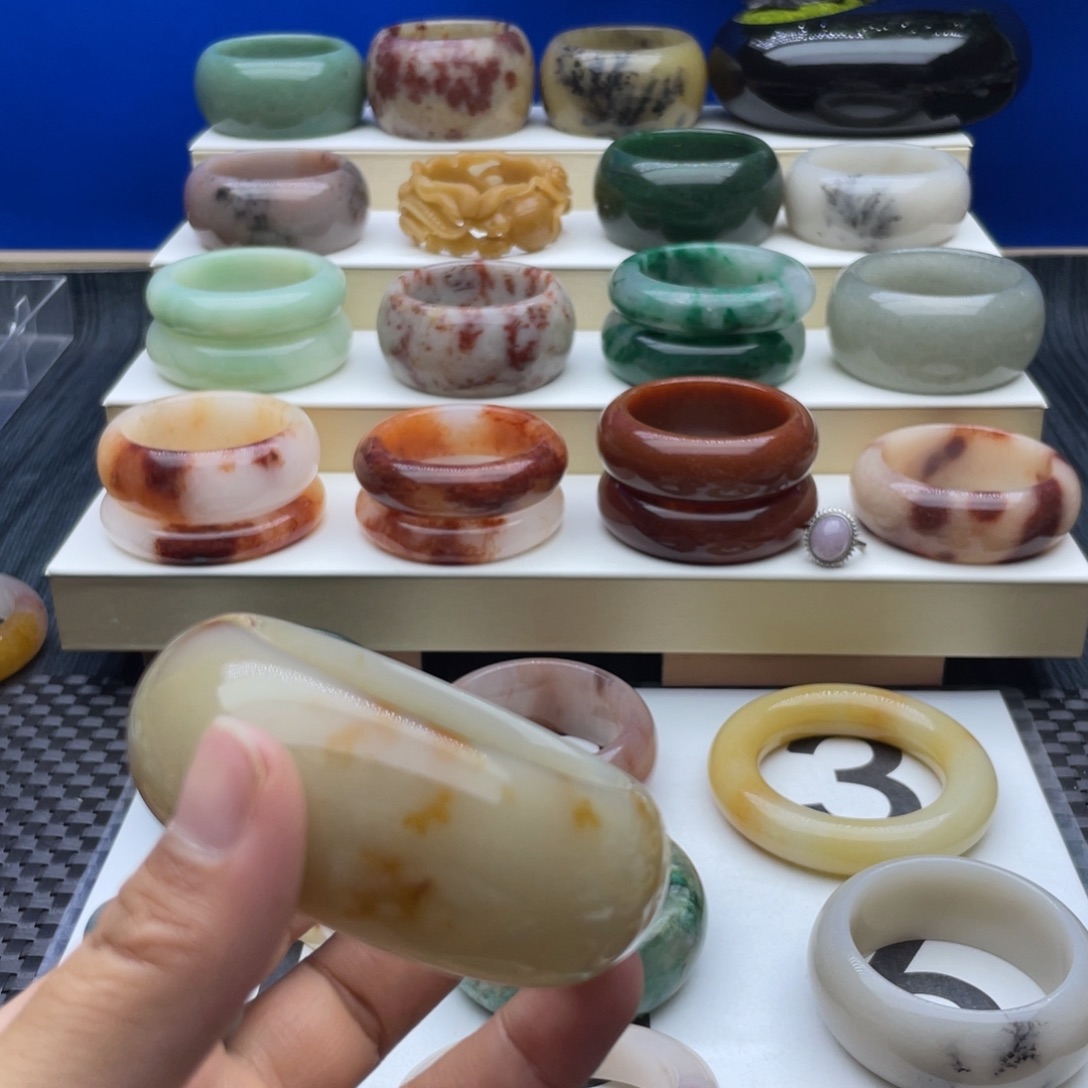 石英质玉手镯未镶嵌玫***?