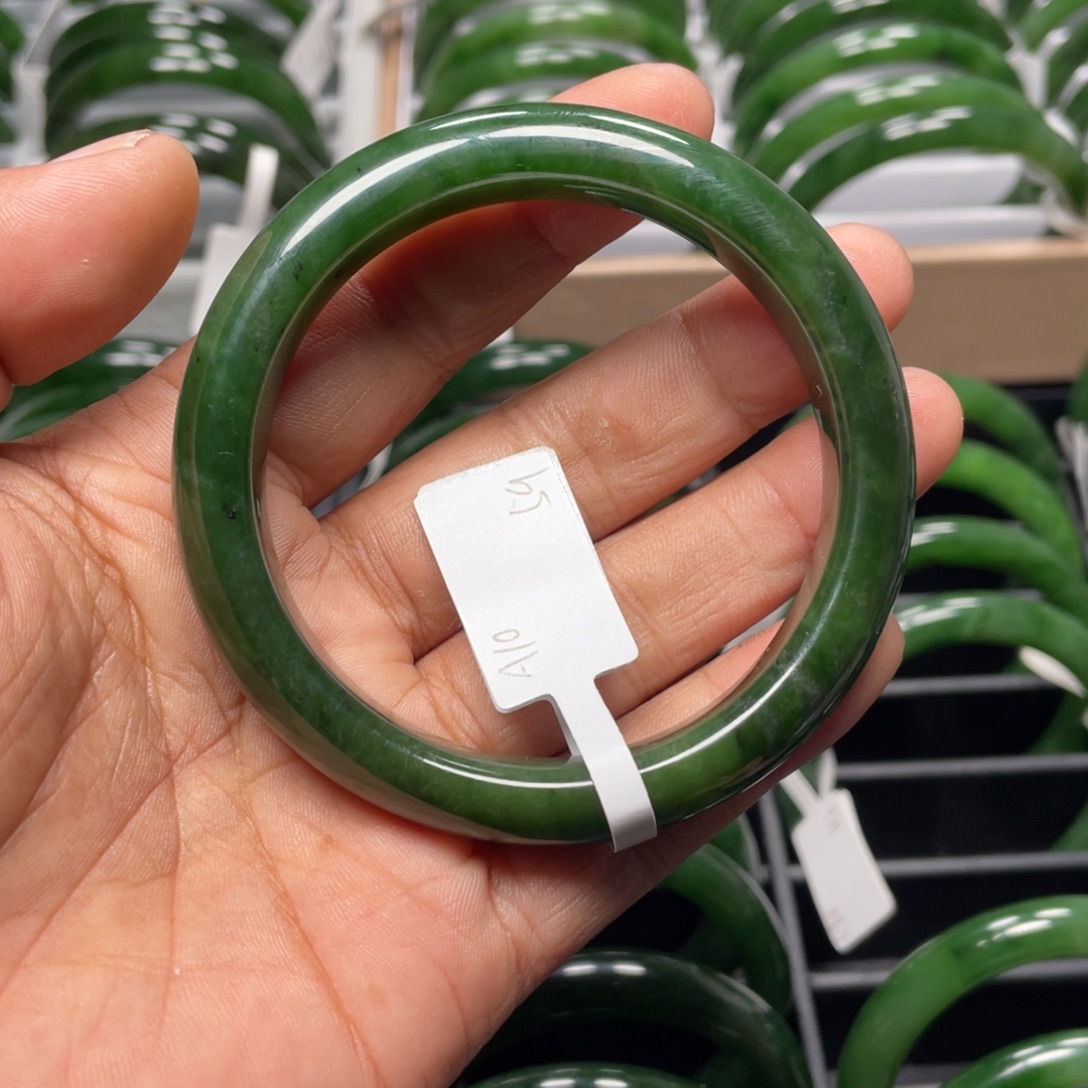 和田玉（碧玉）未镶嵌手镯