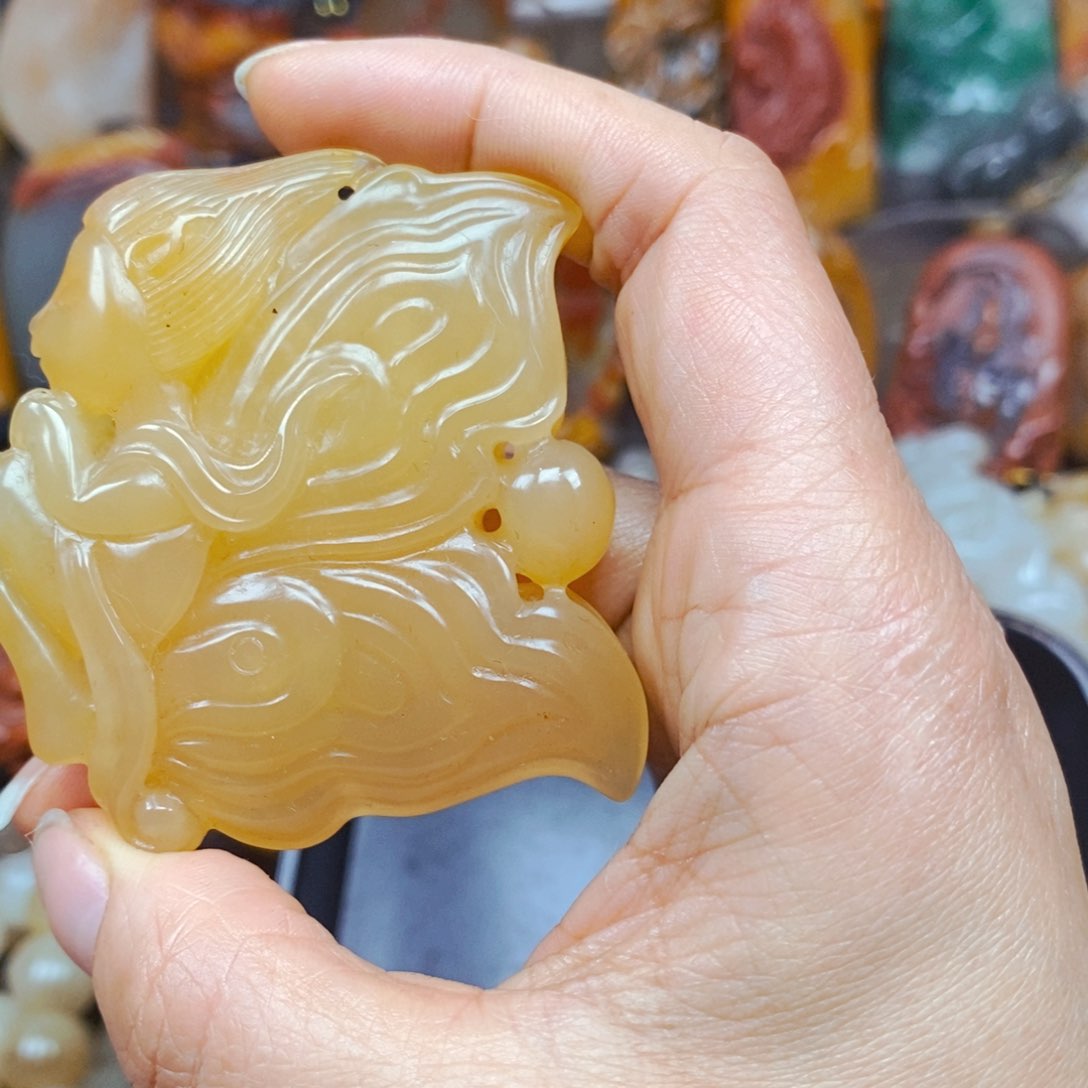 石英质玉（黄龙玉）未镶嵌颈饰