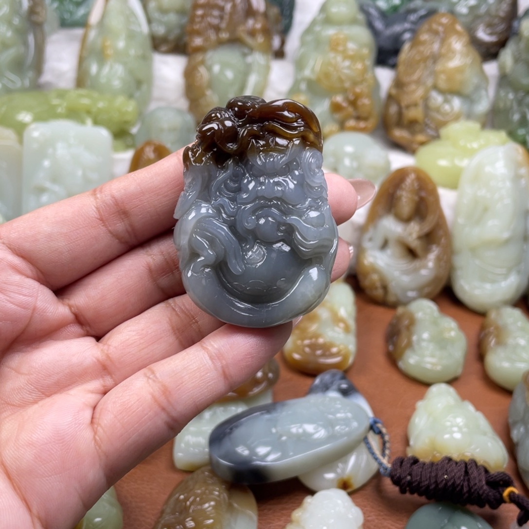 定***山和田玉未镶嵌颈饰