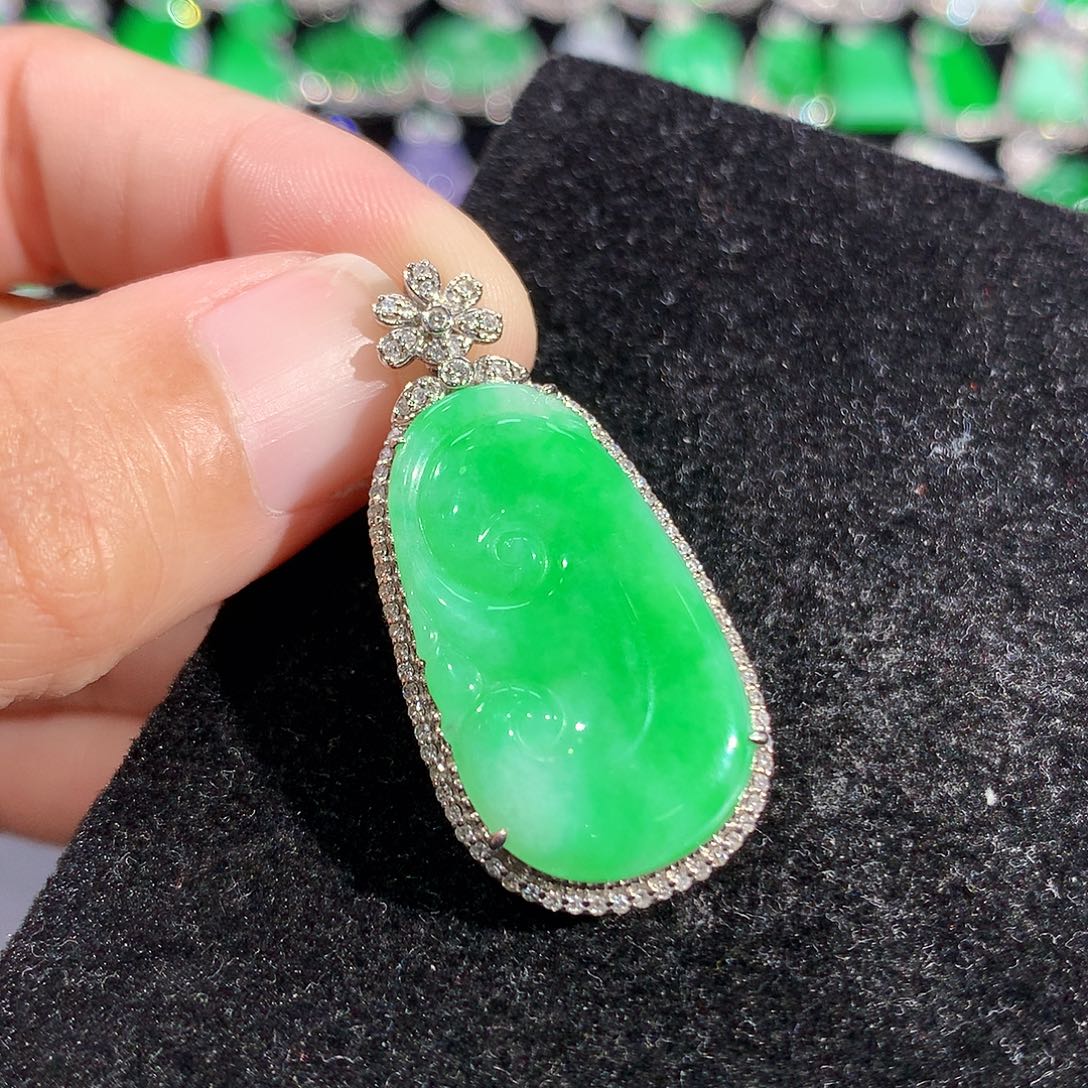 翡翠18K金镶嵌颈饰