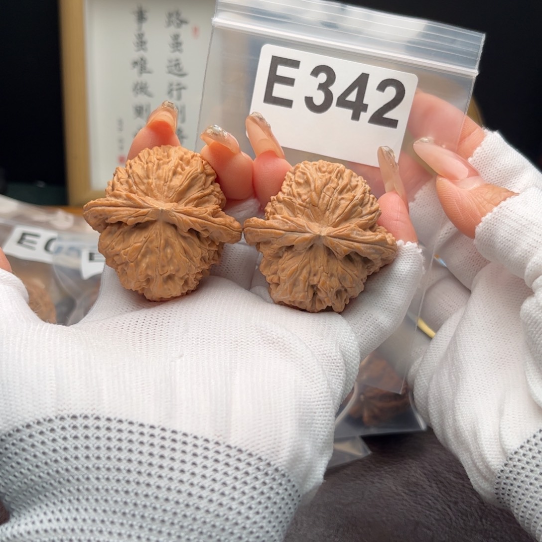 文玩核桃把件45大克重白狮子e342