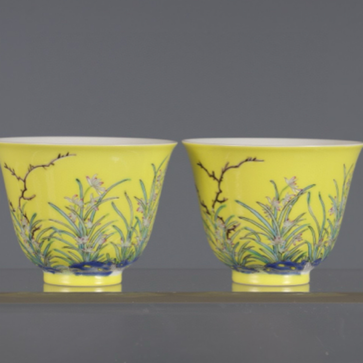 清 柠檬黄地粉彩兰花纹铃铛杯一对