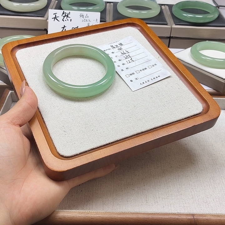 崖***狼石英质玉未镶嵌手镯