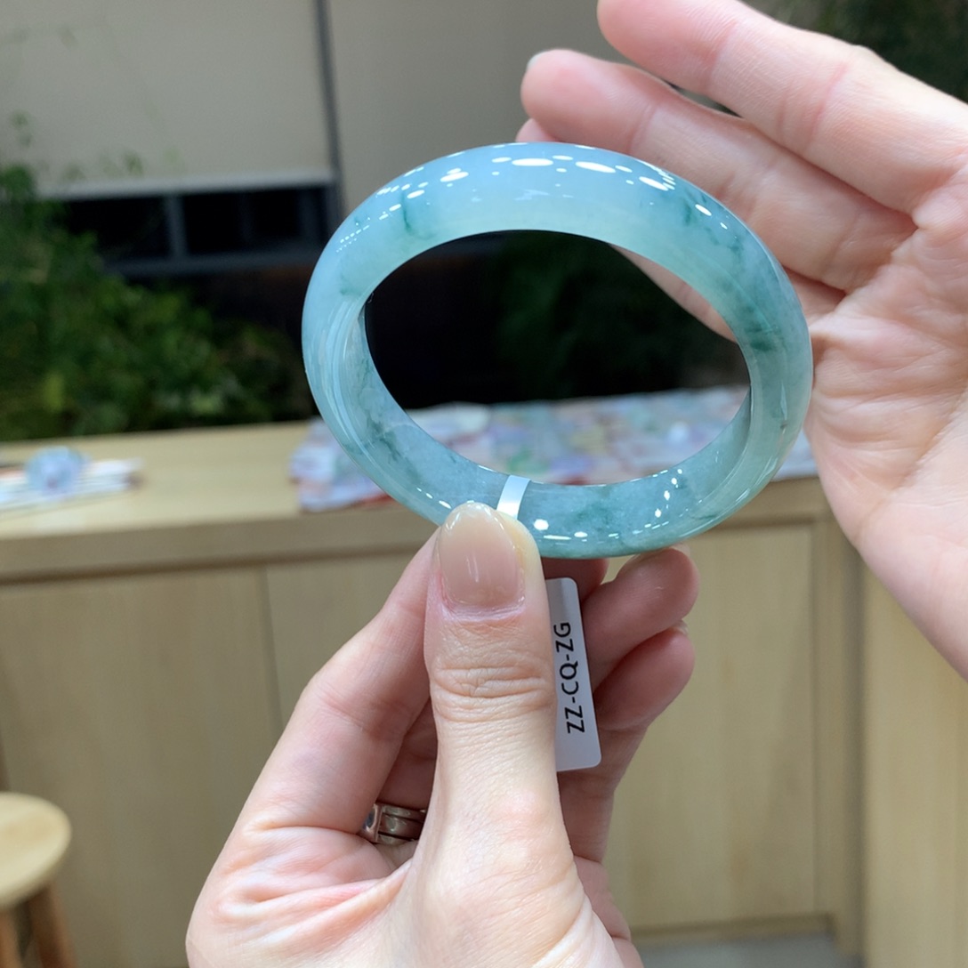 翡翠手镯未镶嵌不退不换