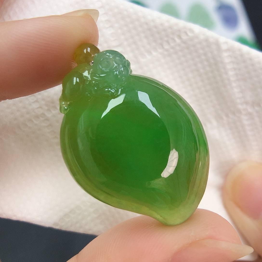 翡翠未镶嵌颈饰桃子