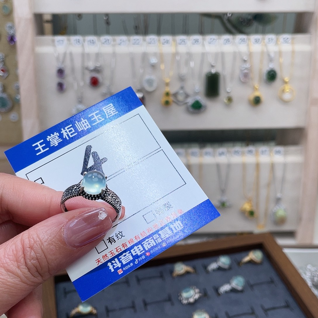 唐***訁岫玉银S925镶嵌吊坠吊坠