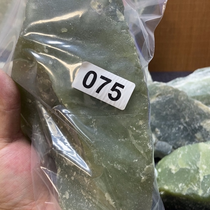 潇***哥蛇纹石玉未镶嵌岫玉精品高端原料