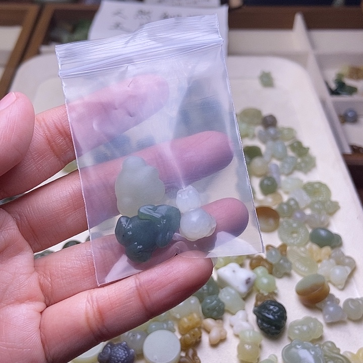 在***里和田玉未镶嵌颈饰